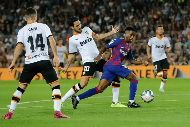 欧冠生死战！纽卡魔鬼主场死磕巴萨，英西风格碰撞，伤病对决+复仇悬念拉满